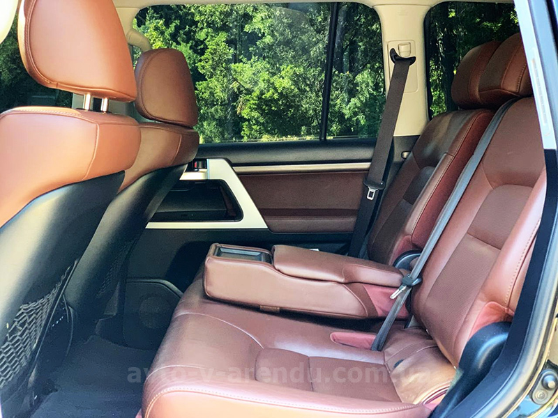 Аренда внедорожника Toyota Land Cruiser 200 4.5 turbo  с водителем. Прокат джипа Тойота Ленд Крузер 200 4.5 turbo без водителя в Киеве