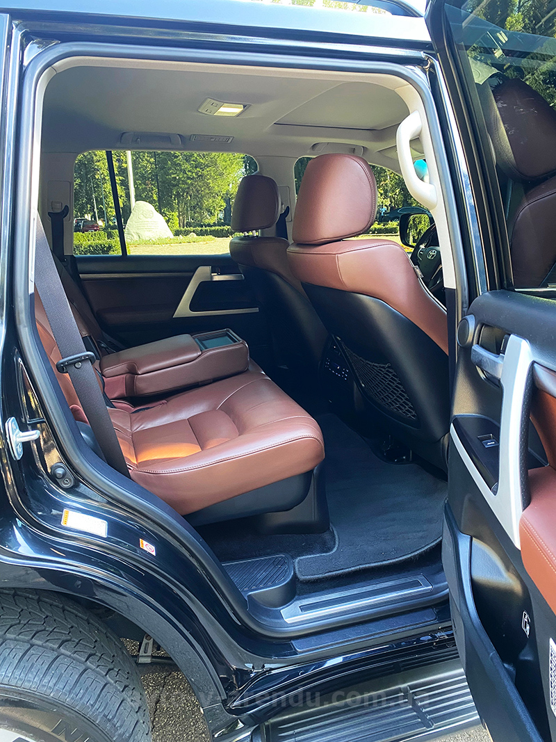 Аренда внедорожника Toyota Land Cruiser 200 4.5 turbo  с водителем. Прокат джипа Тойота Ленд Крузер 200 4.5 turbo без водителя в Киеве