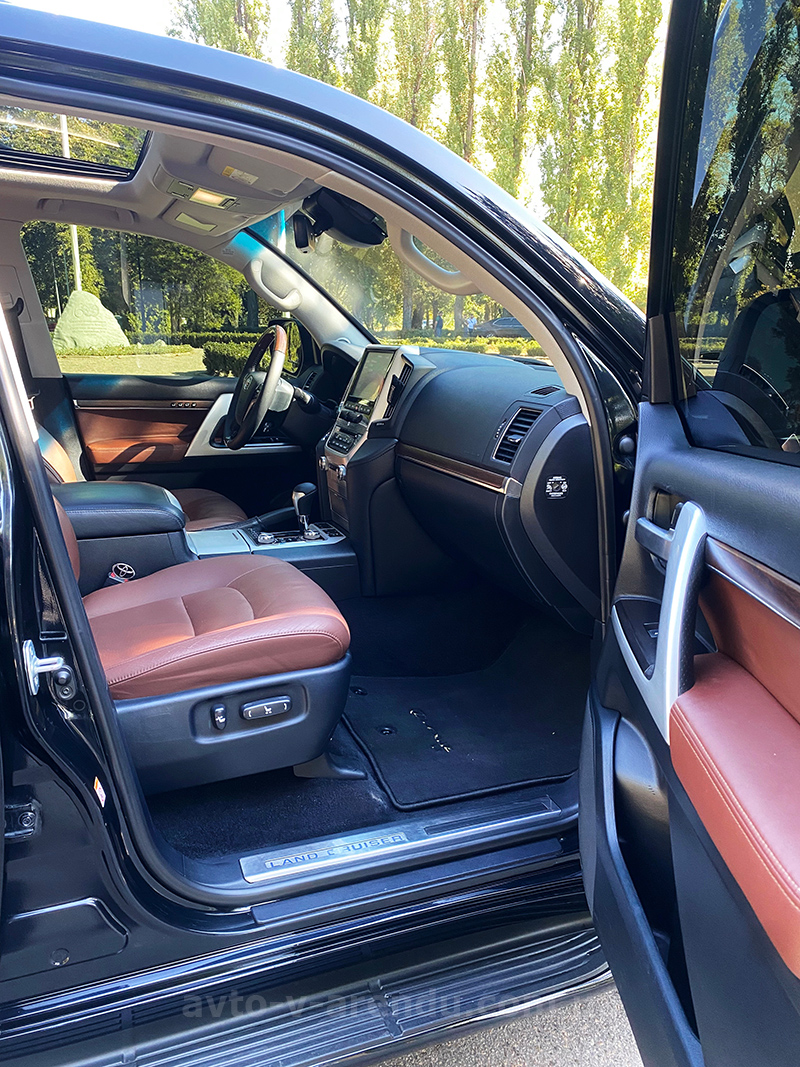 Аренда внедорожника Toyota Land Cruiser 200 4.5 turbo  с водителем. Прокат джипа Тойота Ленд Крузер 200 4.5 turbo без водителя в Киеве