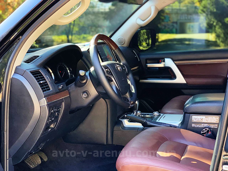 Аренда внедорожника Toyota Land Cruiser 200 4.5 turbo  с водителем. Прокат джипа Тойота Ленд Крузер 200 4.5 turbo без водителя в Киеве