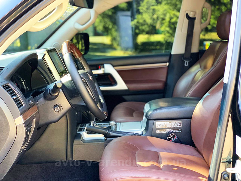 Аренда внедорожника Toyota Land Cruiser 200 4.5 turbo  с водителем. Прокат джипа Тойота Ленд Крузер 200 4.5 turbo без водителя в Киеве
