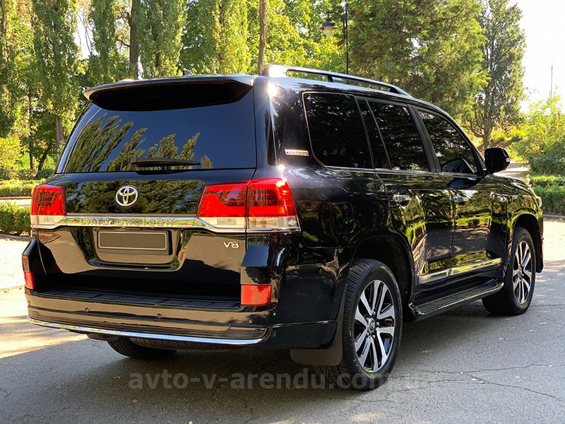 Аренда внедорожника Toyota Land Cruiser 200 4.5 turbo  с водителем. Прокат джипа Тойота Ленд Крузер 200 4.5 turbo без водителя в Киеве