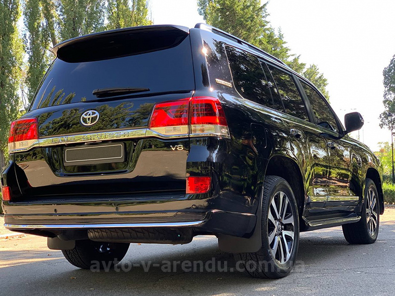 Аренда внедорожника Toyota Land Cruiser 200 4.5 turbo  с водителем. Прокат джипа Тойота Ленд Крузер 200 4.5 turbo без водителя в Киеве