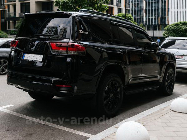 Аренда внедорожника Toyota Land Cruiser Prado 300 с водителем. Прокат джипа Тойота Ленд Крузер 300 без водителя в Киеве