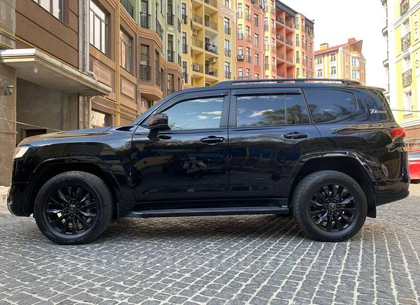 Аренда внедорожника Toyota Land Cruiser Prado 300 с водителем. Прокат джипа Тойота Ленд Крузер 300 без водителя в Киеве