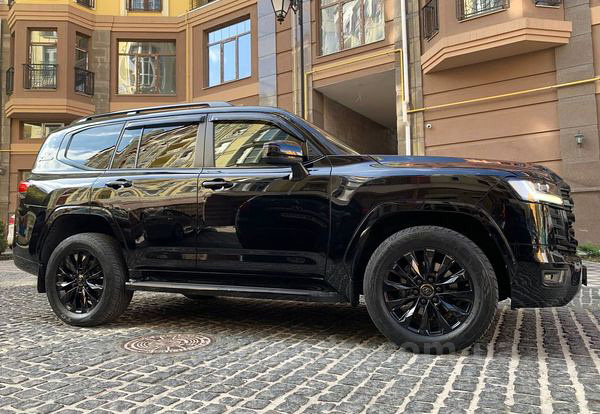 Аренда внедорожника Toyota Land Cruiser Prado 300 с водителем. Прокат джипа Тойота Ленд Крузер 300 без водителя в Киеве