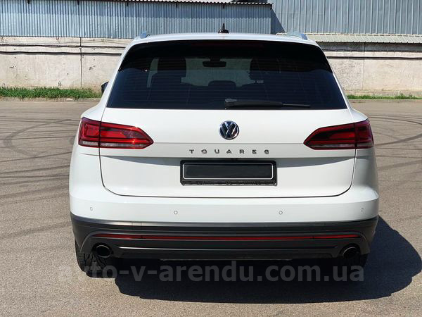 Аренда внедорожника Volkswagen Touaregс белый джип с водителем, прокат авто Фольксваген Туарег без водителя в Киеве