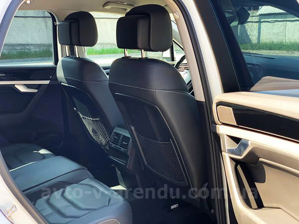 Аренда внедорожника Volkswagen Touaregс белый джип с водителем, прокат авто Фольксваген Туарег без водителя в Киеве