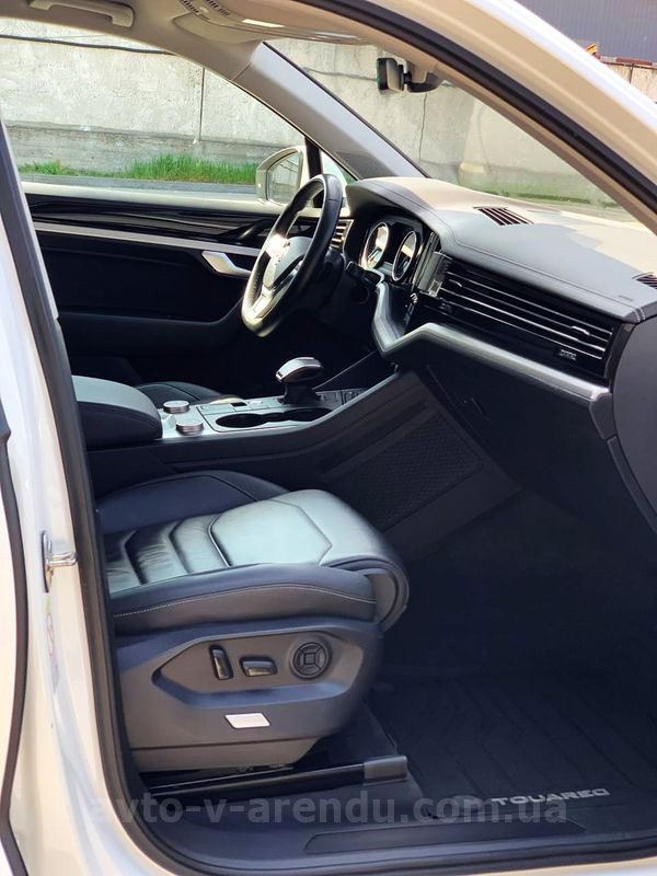 Аренда внедорожника Volkswagen Touaregс белый джип с водителем, прокат авто Фольксваген Туарег без водителя в Киеве