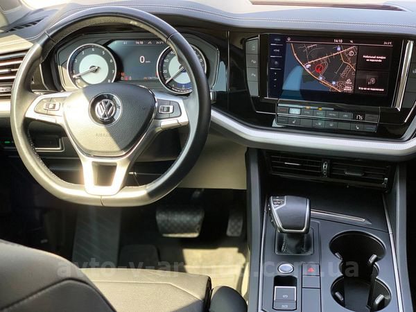 Аренда внедорожника Volkswagen Touaregс белый джип с водителем, прокат авто Фольксваген Туарег без водителя в Киеве