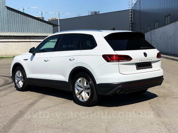 Аренда внедорожника Volkswagen Touaregс белый джип с водителем, прокат авто Фольксваген Туарег без водителя в Киеве