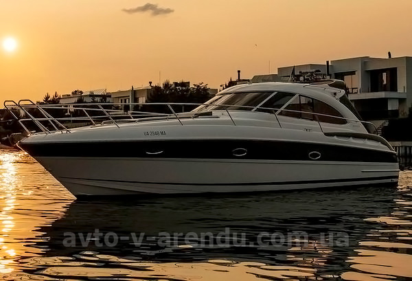 Аренда моторной яхты Bavaria 37 Sport HT VIP в Киеве на День рождения, прогулки по Днепру, фотосессии и видеосъемки