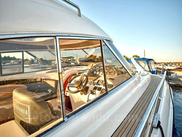 Аренда моторной яхты  Bavaria 37 Sport HT VIP в Киеве на День рождения, прогулки по Днепру, фотосессии и видеосъемки. Аренда катера Zaferano Zoloche