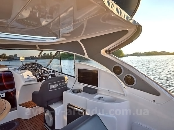 Аренда моторной яхты  Bavaria 37 Sport HT VIP в Киеве на День рождения, прогулки по Днепру, фотосессии и видеосъемки. Аренда катера Zaferano Zoloche