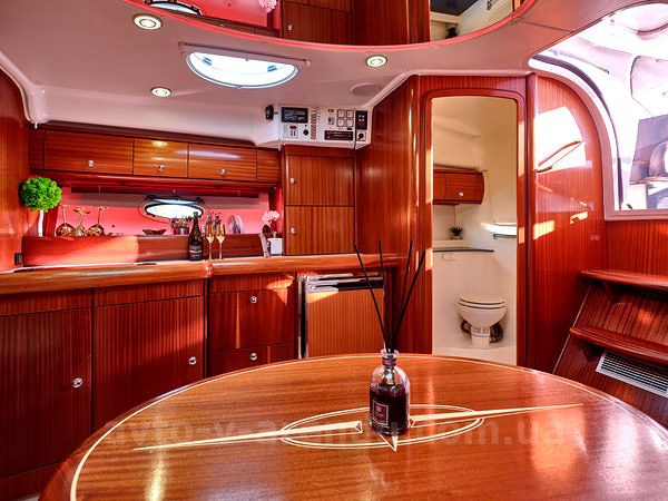 Аренда моторной яхты  Bavaria 37 Sport HT VIP в Киеве на День рождения, прогулки по Днепру, фотосессии и видеосъемки. Аренда катера Zaferano Zoloche