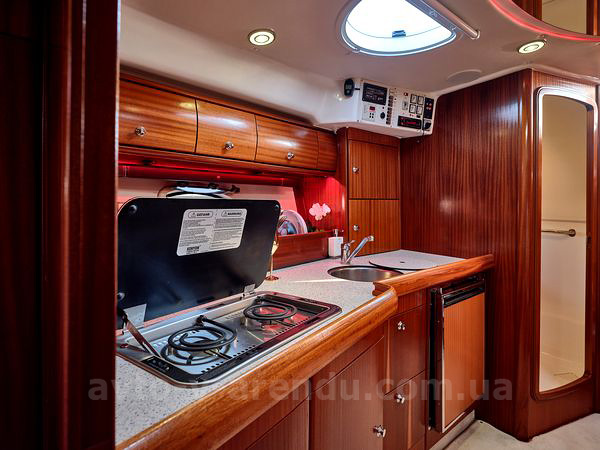 Аренда моторной яхты  Bavaria 37 Sport HT VIP в Киеве на День рождения, прогулки по Днепру, фотосессии и видеосъемки. Аренда катера Zaferano Zoloche