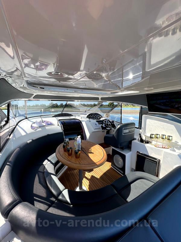 Аренда моторной яхты  Bavaria 37 Sport HT VIP в Киеве на День рождения, прогулки по Днепру, фотосессии и видеосъемки. Аренда катера Zaferano Zoloche