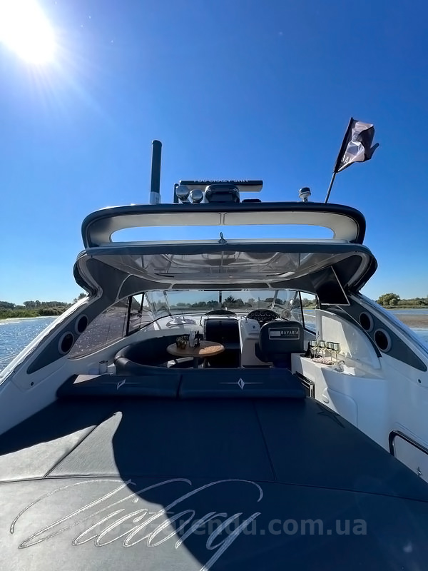Аренда моторной яхты  Bavaria 37 Sport HT VIP в Киеве на День рождения, прогулки по Днепру, фотосессии и видеосъемки. Аренда катера Zaferano Zoloche