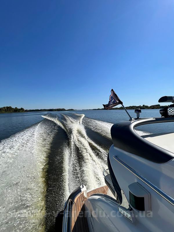 Аренда моторной яхты  Bavaria 37 Sport HT VIP в Киеве на День рождения, прогулки по Днепру, фотосессии и видеосъемки. Аренда катера Zaferano Zoloche