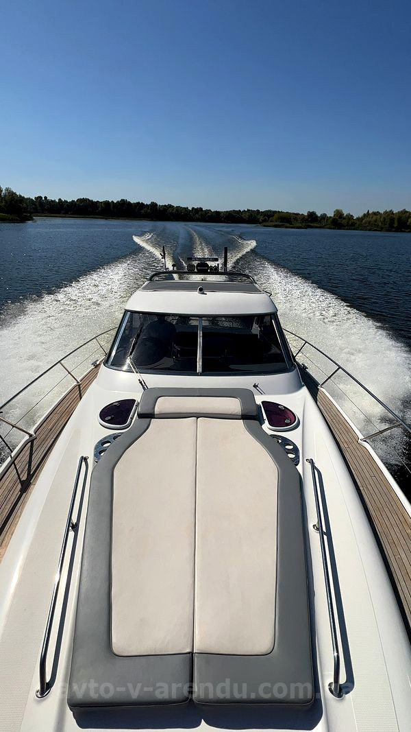 Аренда моторной яхты  Bavaria 37 Sport HT VIP в Киеве на День рождения, прогулки по Днепру, фотосессии и видеосъемки. Аренда катера Zaferano Zoloche