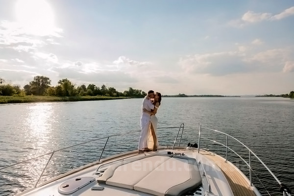Аренда моторной яхты  Bavaria 37 Sport HT VIP в Киеве на День рождения, прогулки по Днепру, фотосессии и видеосъемки. Аренда катера Zaferano Zoloche