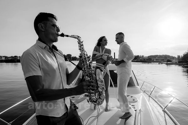 Аренда моторной яхты  Bavaria 37 Sport HT VIP в Киеве на День рождения, прогулки по Днепру, фотосессии и видеосъемки. Аренда катера Zaferano Zoloche
