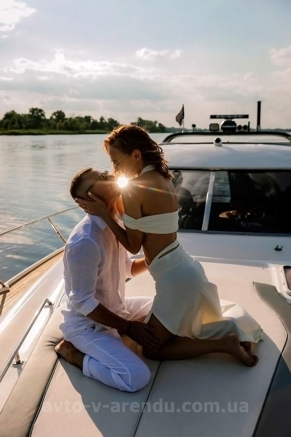 Аренда моторной яхты  Bavaria 37 Sport HT VIP в Киеве на День рождения, прогулки по Днепру, фотосессии и видеосъемки. Аренда катера Zaferano Zoloche