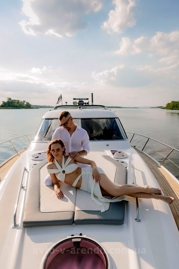 Аренда моторной яхты  Bavaria 37 Sport HT VIP в Киеве на День рождения, прогулки по Днепру, фотосессии и видеосъемки. Аренда катера Zaferano Zoloche