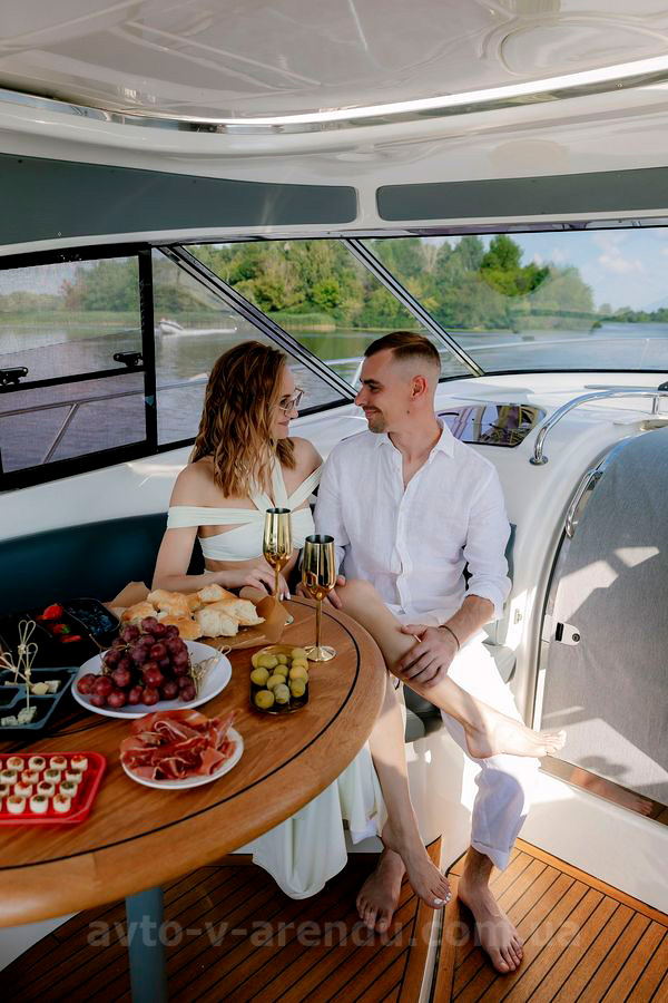 Аренда моторной яхты  Bavaria 37 Sport HT VIP в Киеве на День рождения, прогулки по Днепру, фотосессии и видеосъемки. Аренда катера Zaferano Zoloche