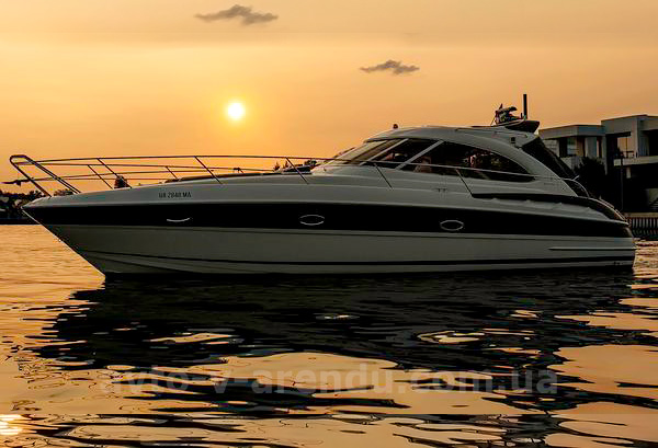 Аренда моторной яхты  Bavaria 37 Sport HT VIP в Киеве на День рождения, прогулки по Днепру, фотосессии и видеосъемки. Аренда катера Zaferano Zoloche
