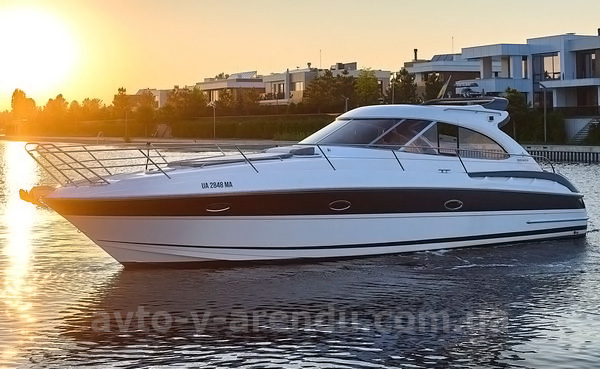 Аренда моторной яхты  Bavaria 37 Sport HT VIP в Киеве на День рождения, прогулки по Днепру, фотосессии и видеосъемки. Аренда катера Zaferano Zoloche