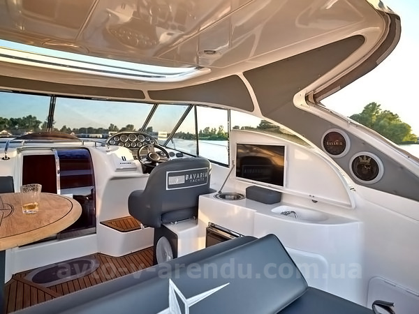 Аренда моторной яхты  Bavaria 37 Sport HT VIP в Киеве на День рождения, прогулки по Днепру, фотосессии и видеосъемки. Аренда катера Zaferano Zoloche