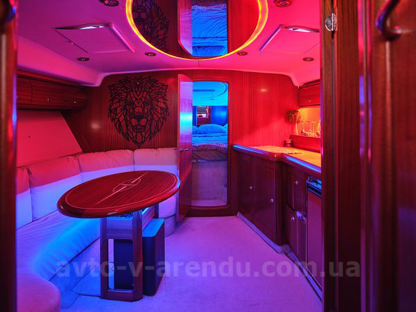 Аренда моторной яхты  Bavaria 37 Sport HT VIP в Киеве на День рождения, прогулки по Днепру, фотосессии и видеосъемки. Аренда катера Zaferano Zoloche
