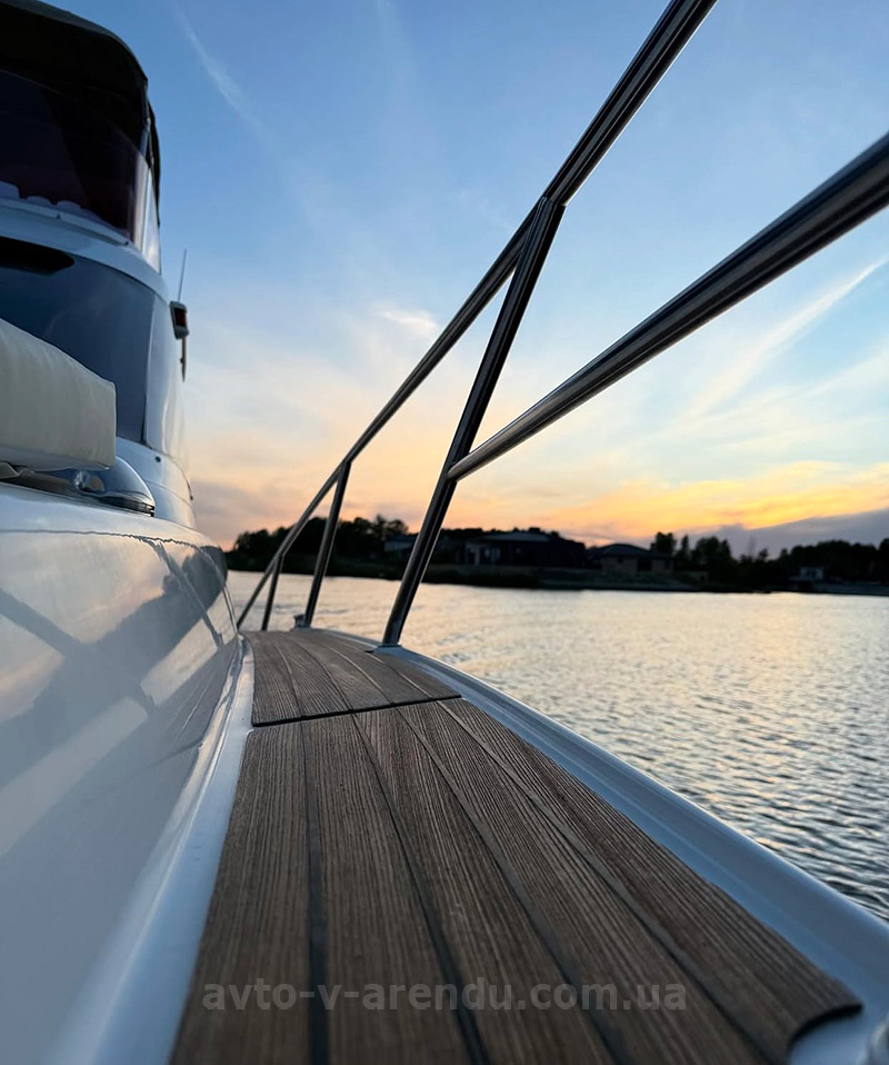 Аренда моторной яхты Galeon  в Киеве