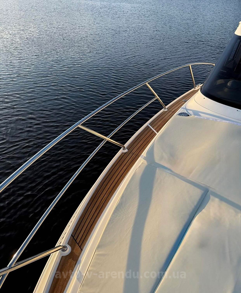 Аренда моторной яхты Galeon в Киеве
