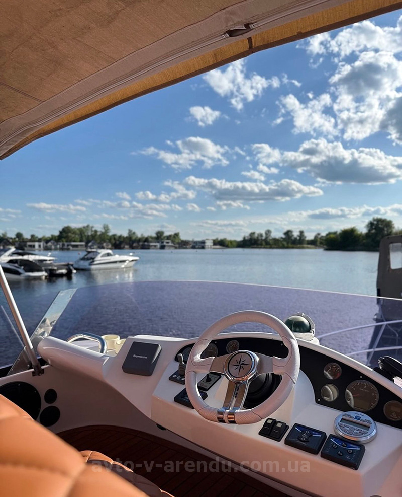 Аренда моторной яхты Galeon в Киеве