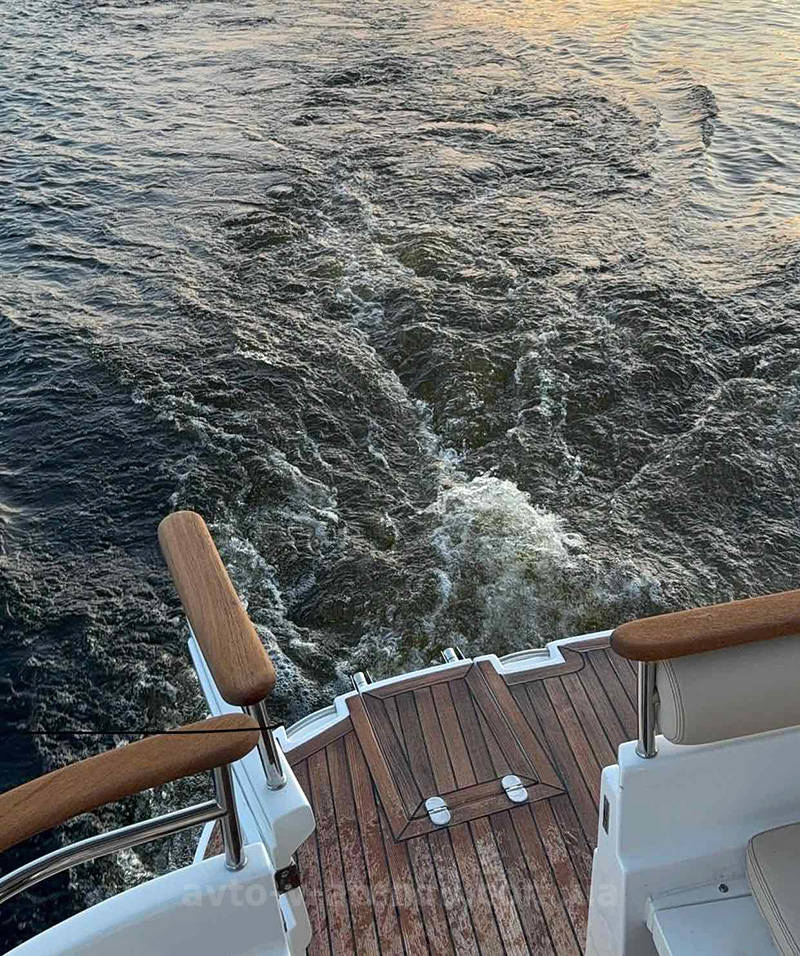 Аренда моторной яхты Galeon в Киеве