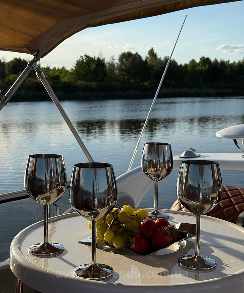 Аренда моторной яхты Galeon в Киеве
