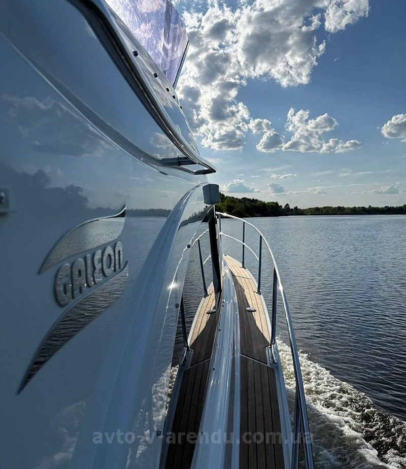 Аренда моторной яхты Galeon в Киеве